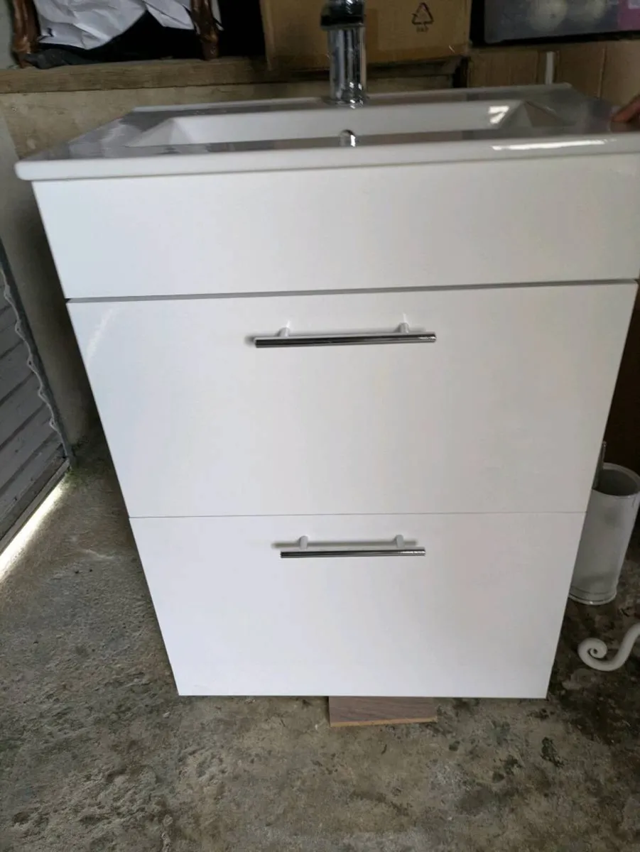 Bathroom contents - Image 2