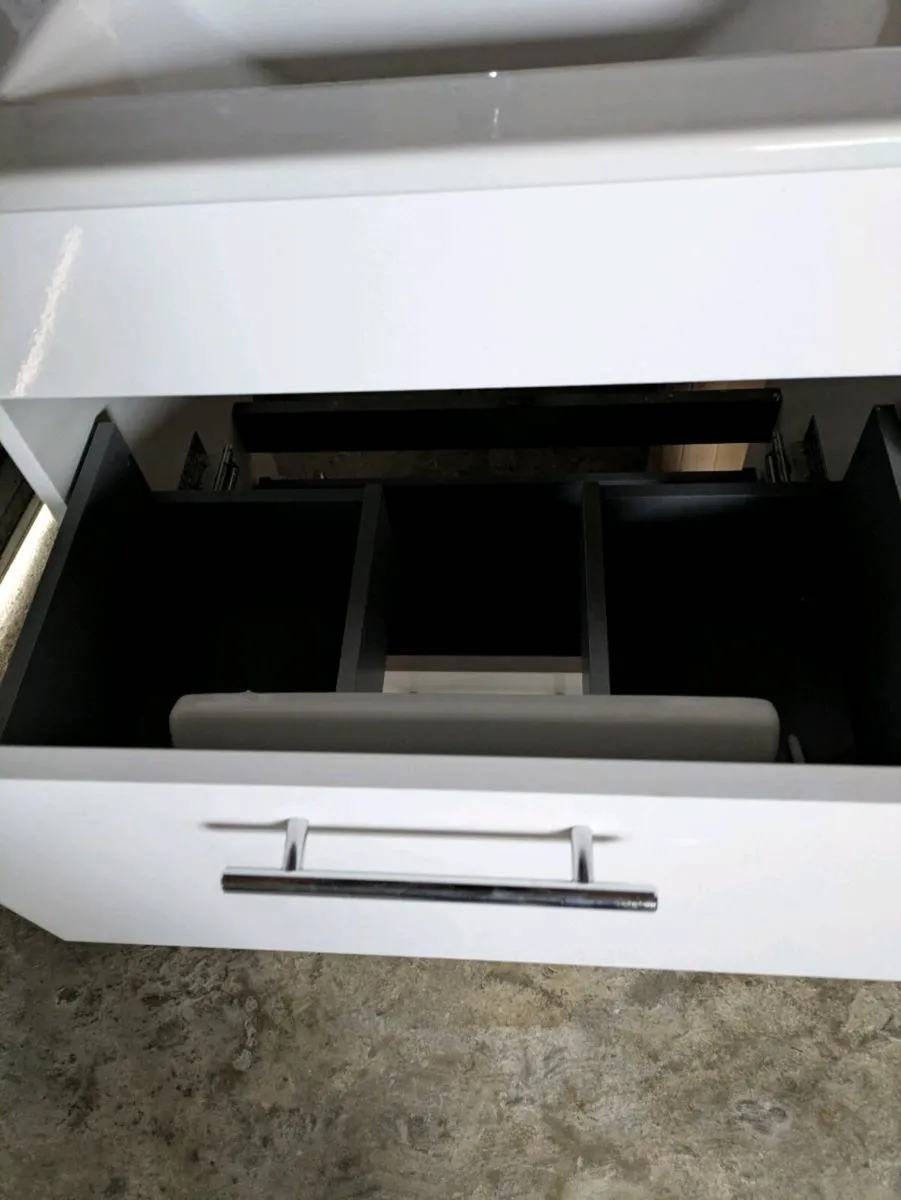 Bathroom contents - Image 3