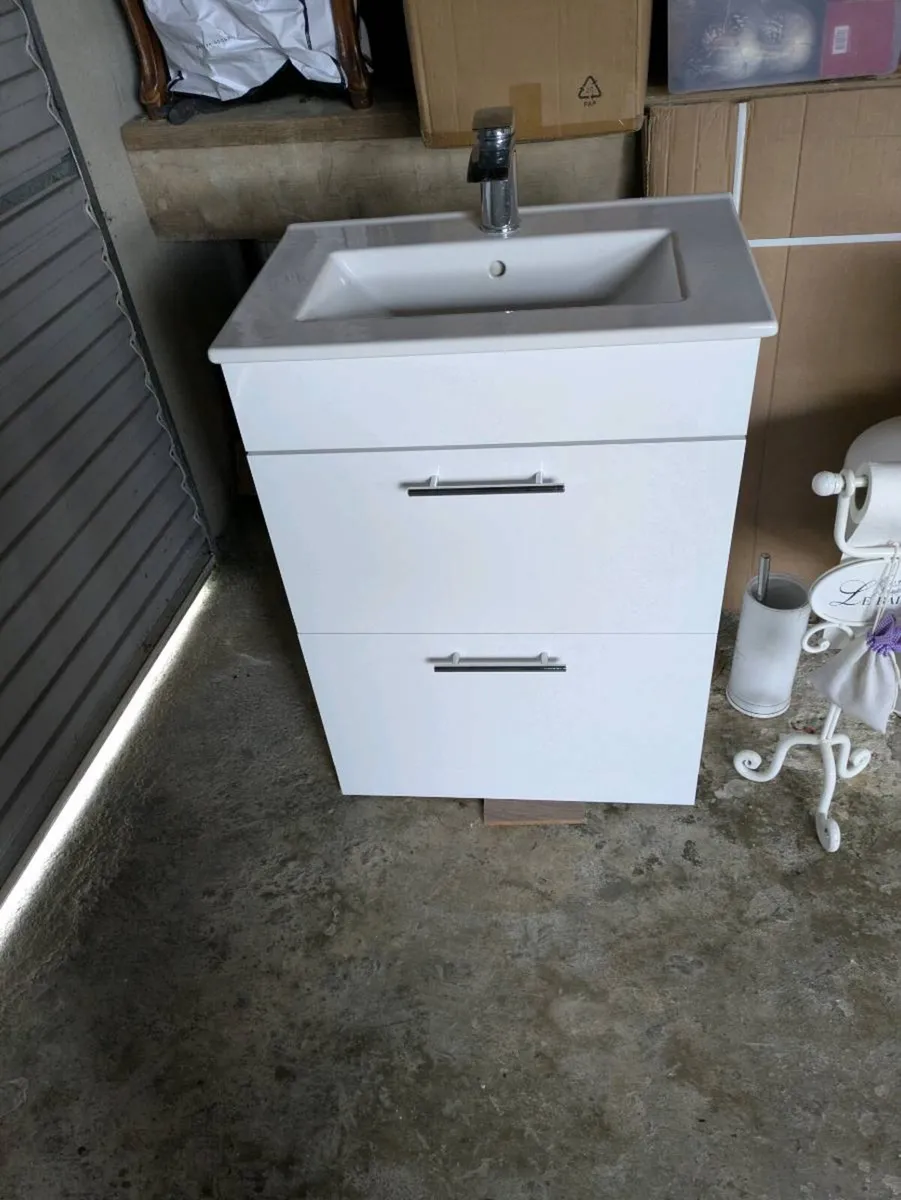 Bathroom contents - Image 1