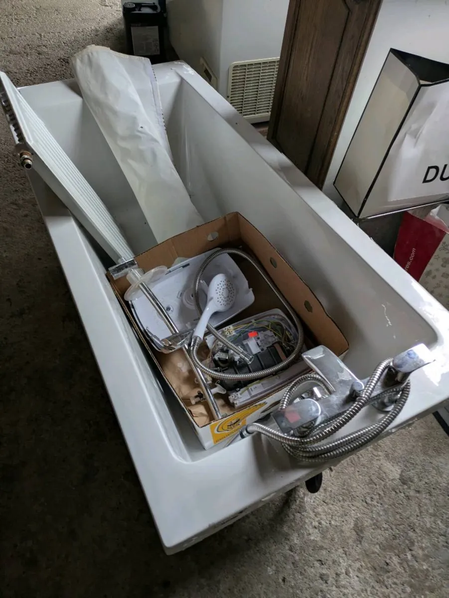 Bathroom contents - Image 4