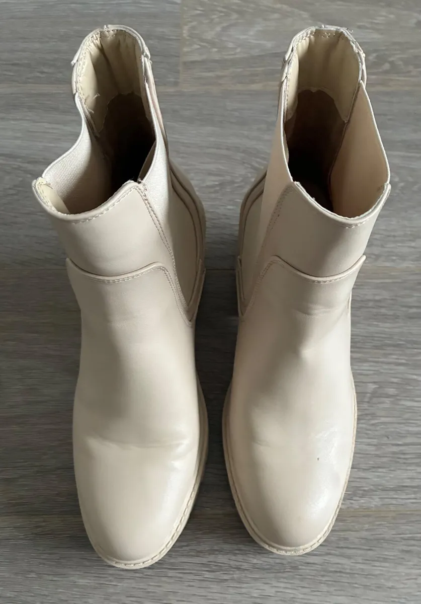Chelsea Cream Boots: Size 5 - Image 2