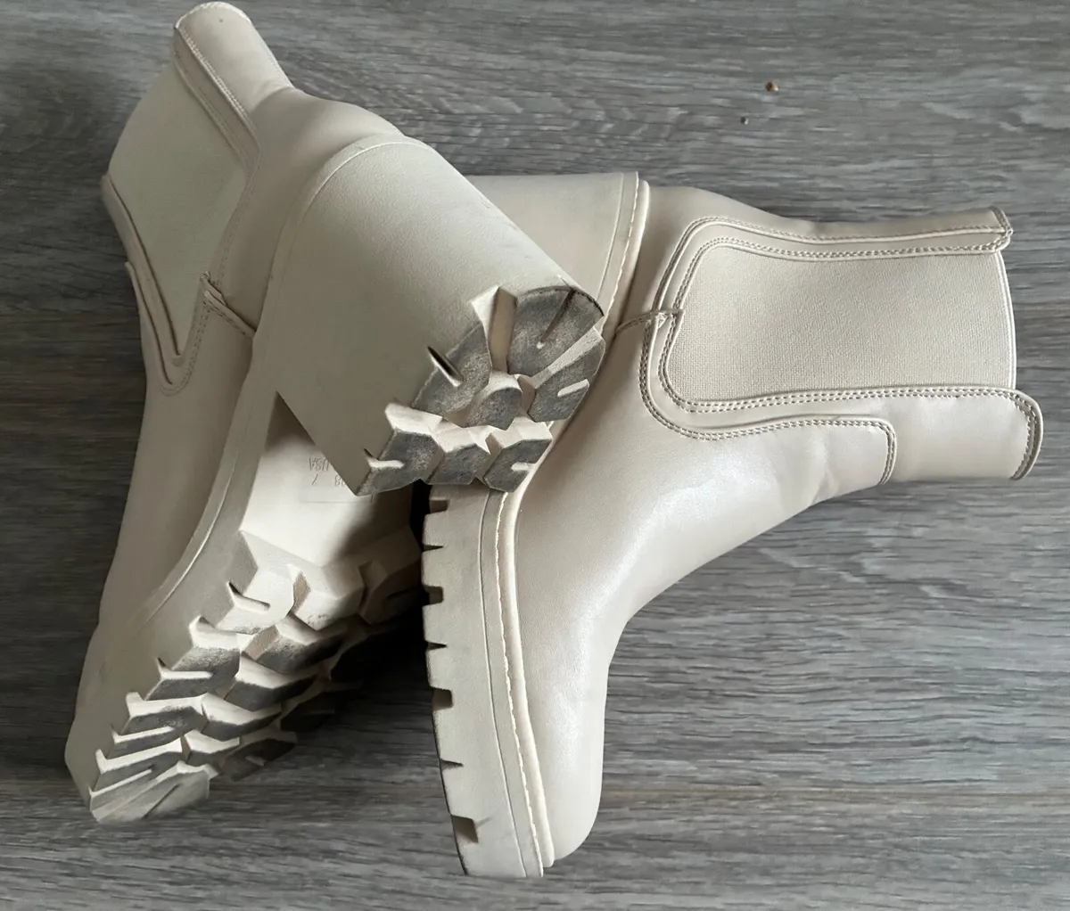 Chelsea Cream Boots: Size 5 - Image 3