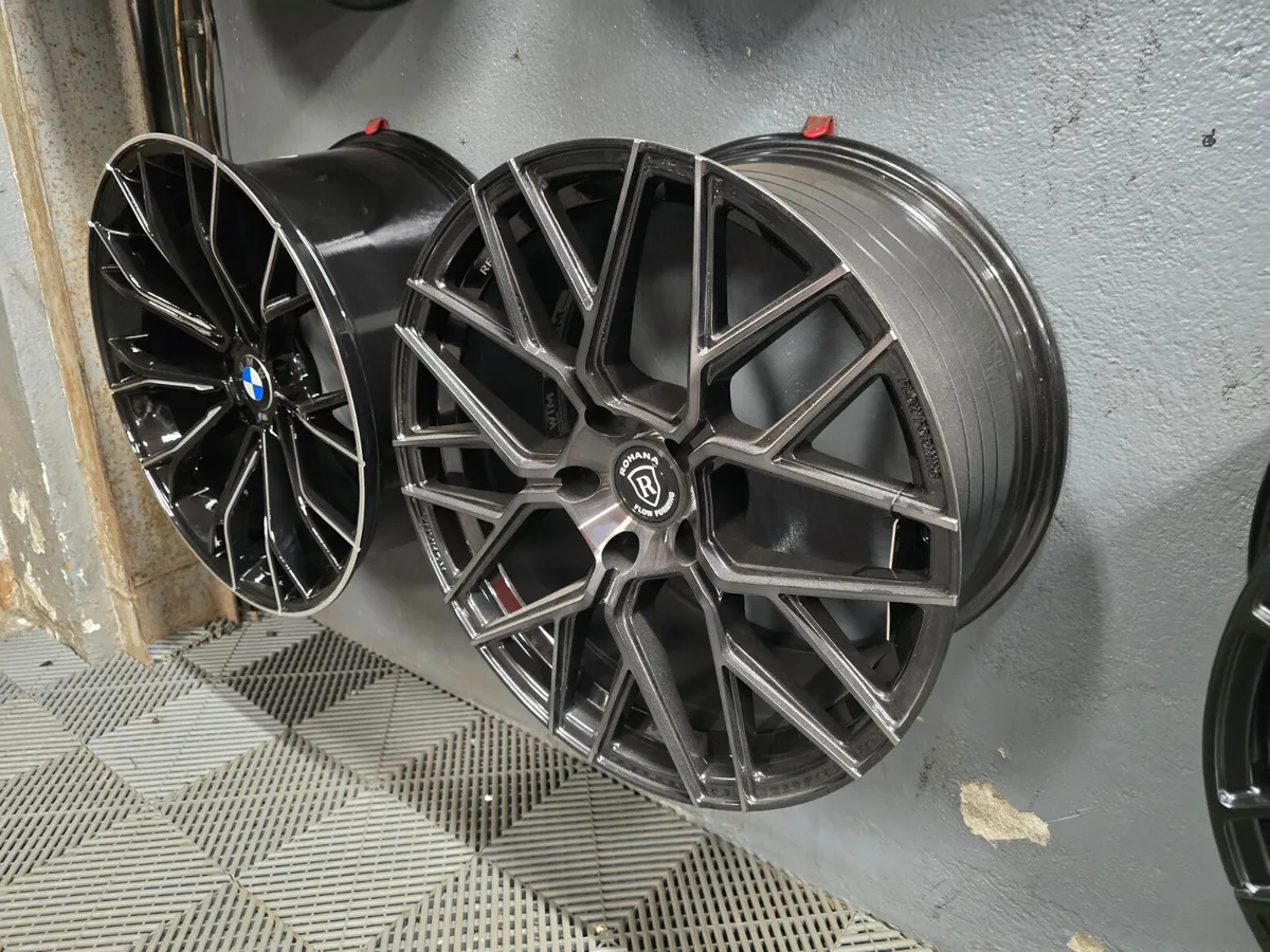 **Special** 19" ROHANA RFX10