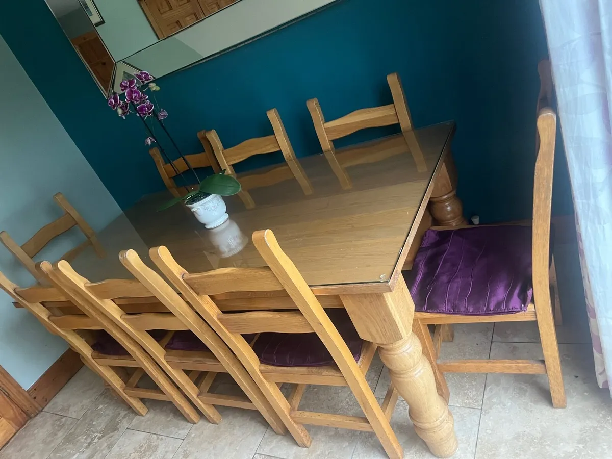 Table and chairs - Image 3