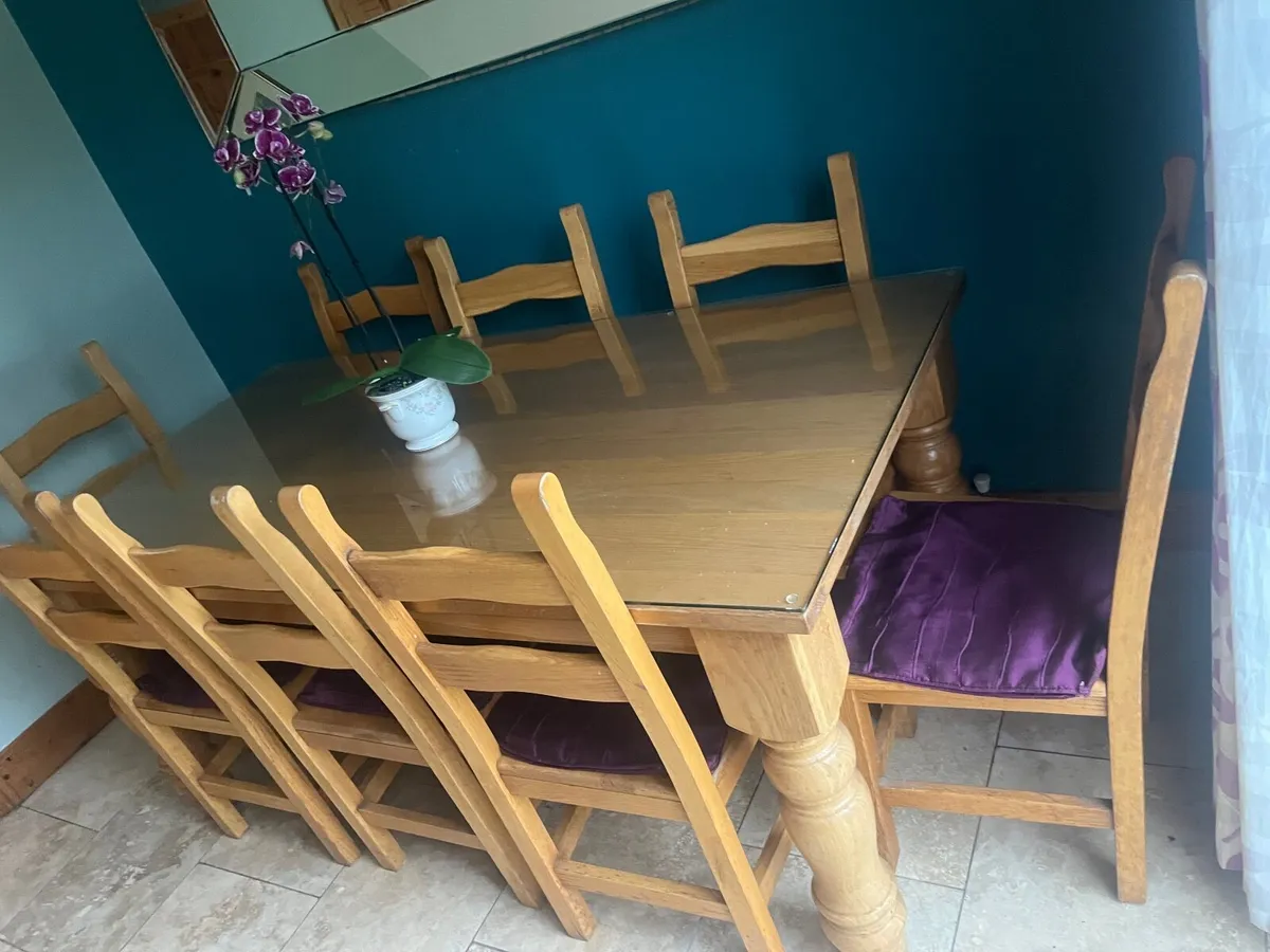 Table and chairs - Image 2