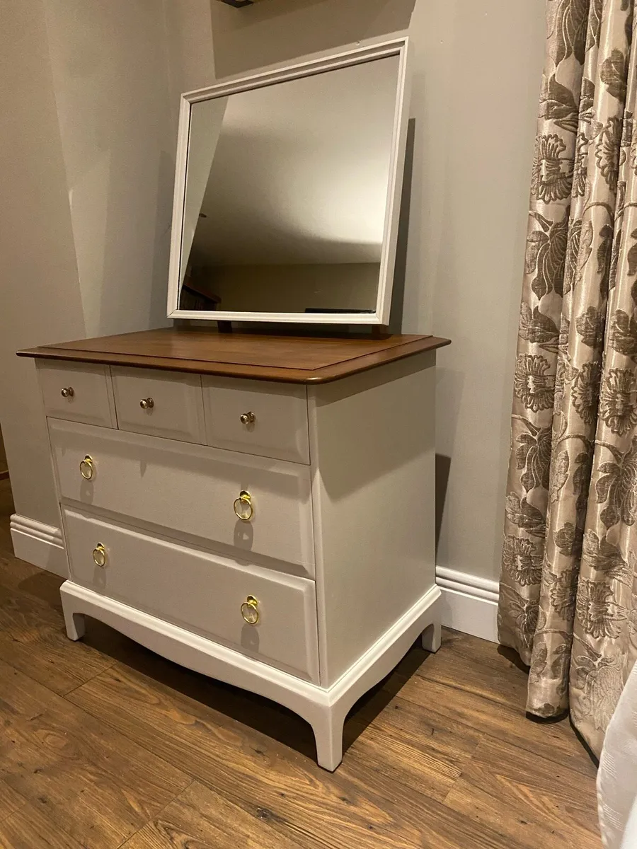 Stag minstrel chest of drawers - Image 3