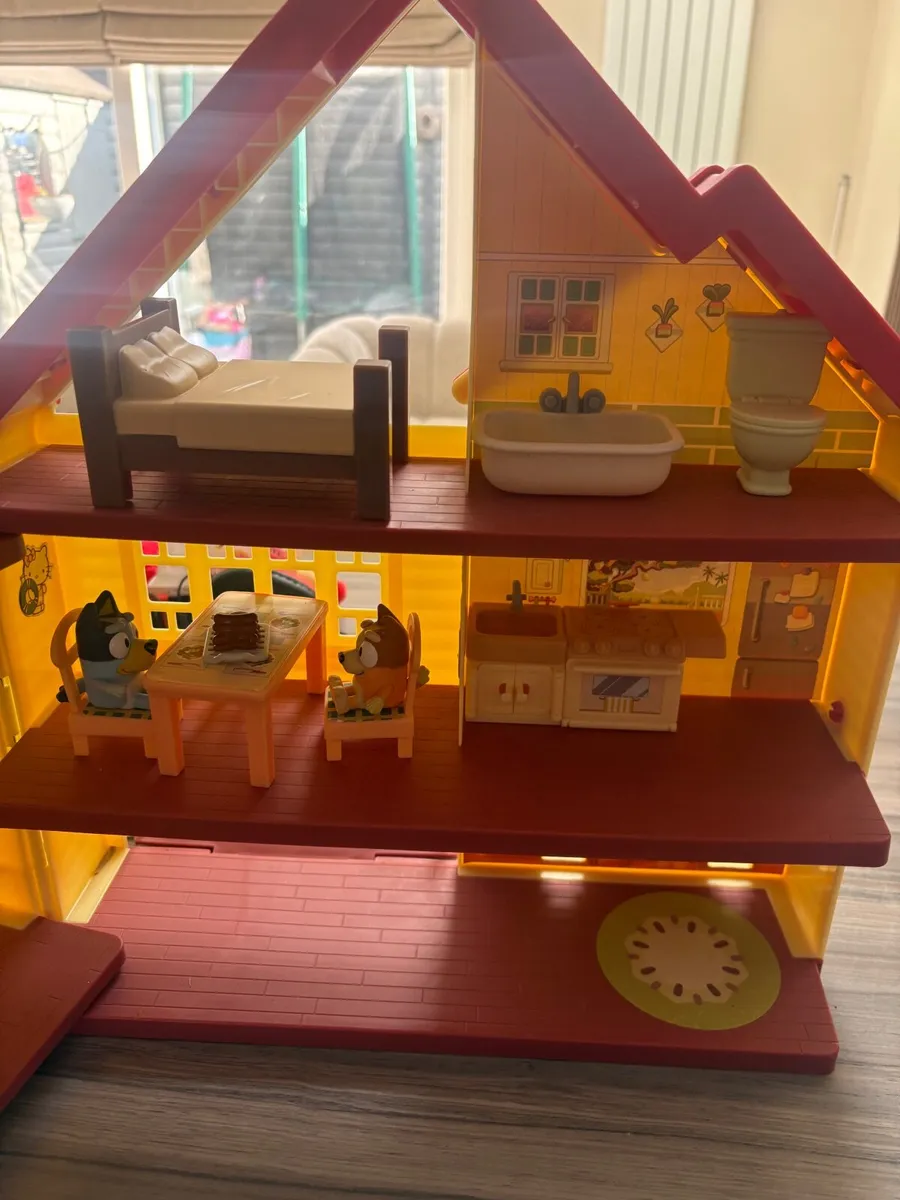 Bluey ultimate playhouse - Image 2