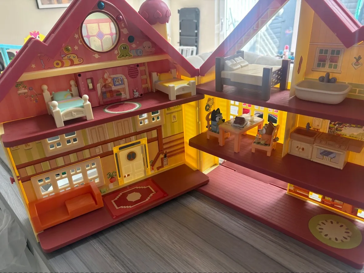 Bluey ultimate playhouse - Image 1