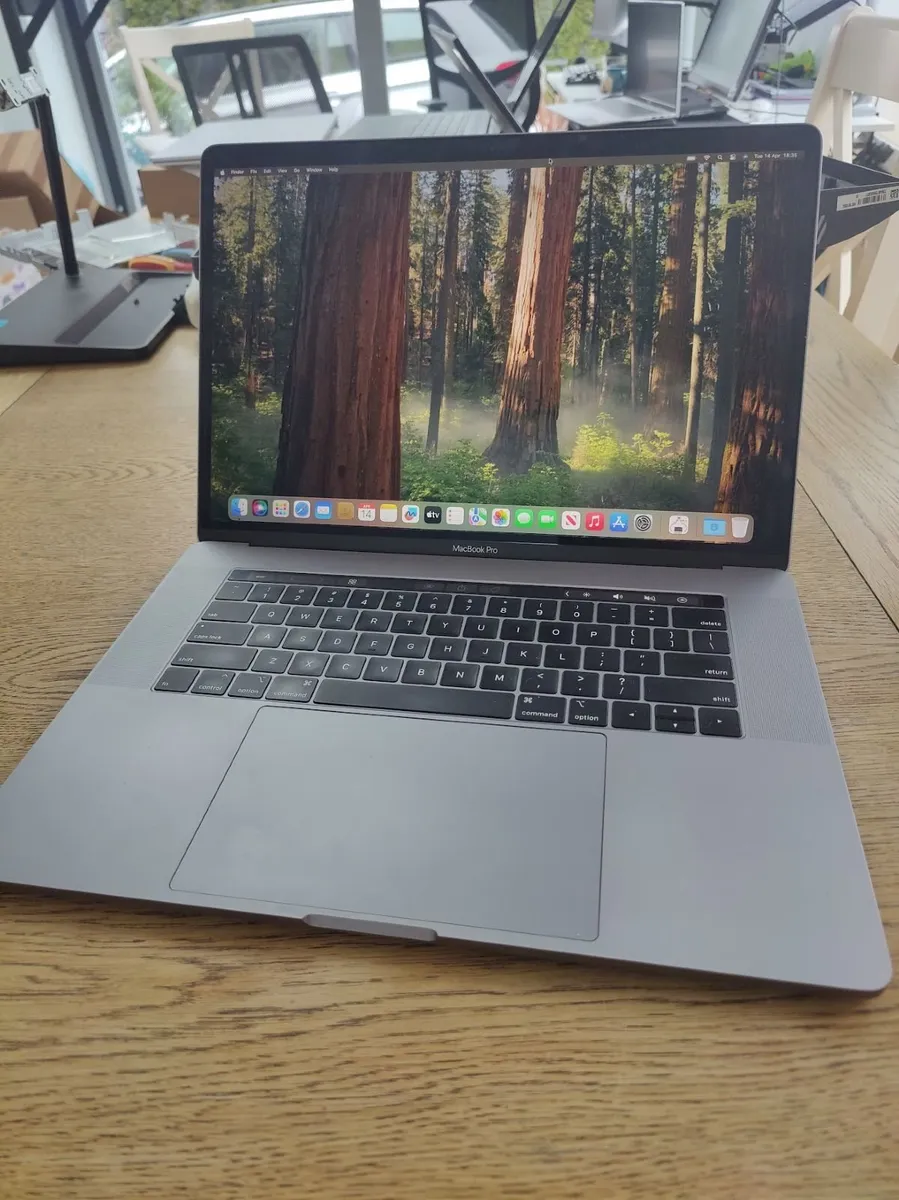 MacBook Pro 15"/i7-8750H/32GB Ram/256GB SSD/Touch - Image 1