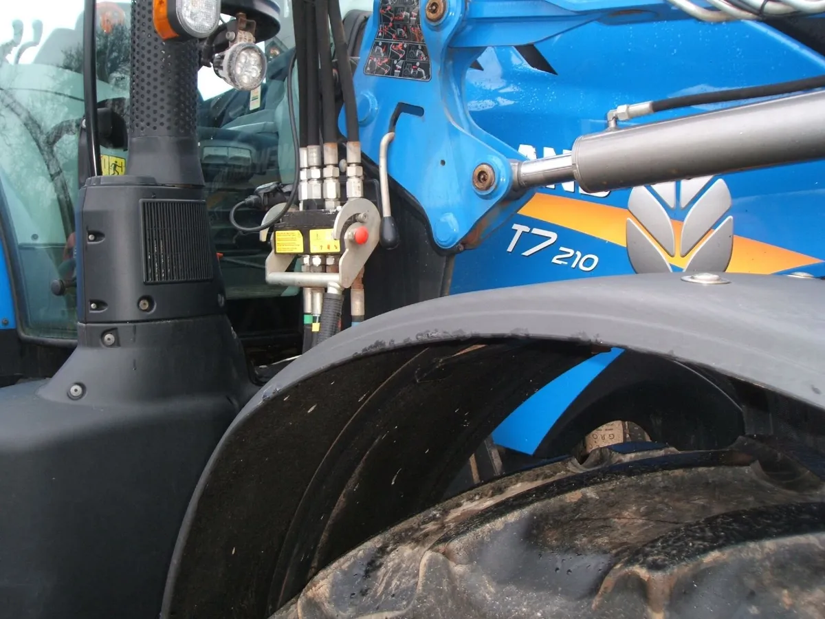 2023 New Holland T7 210 RC - Image 2