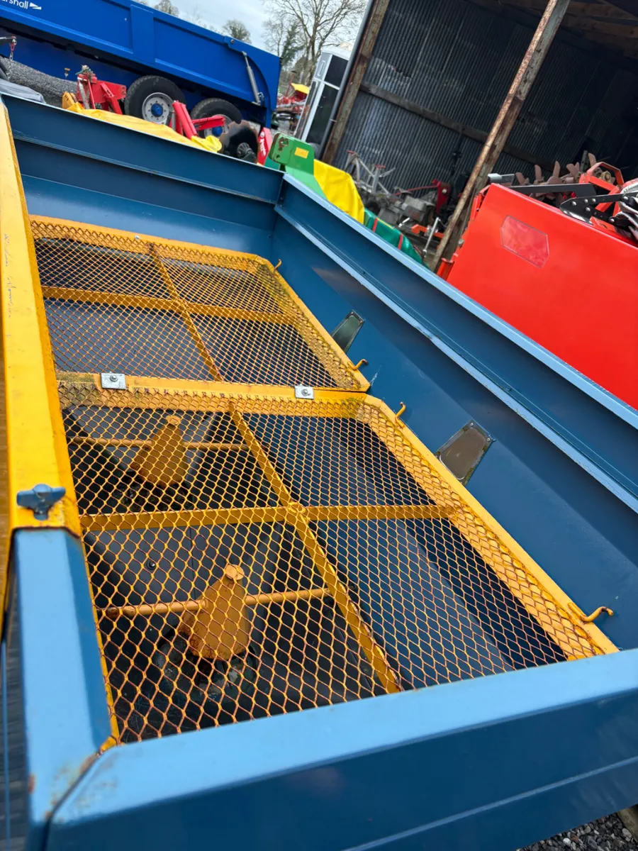KRM Bogbelle Fertiliser Spreader - Image 4