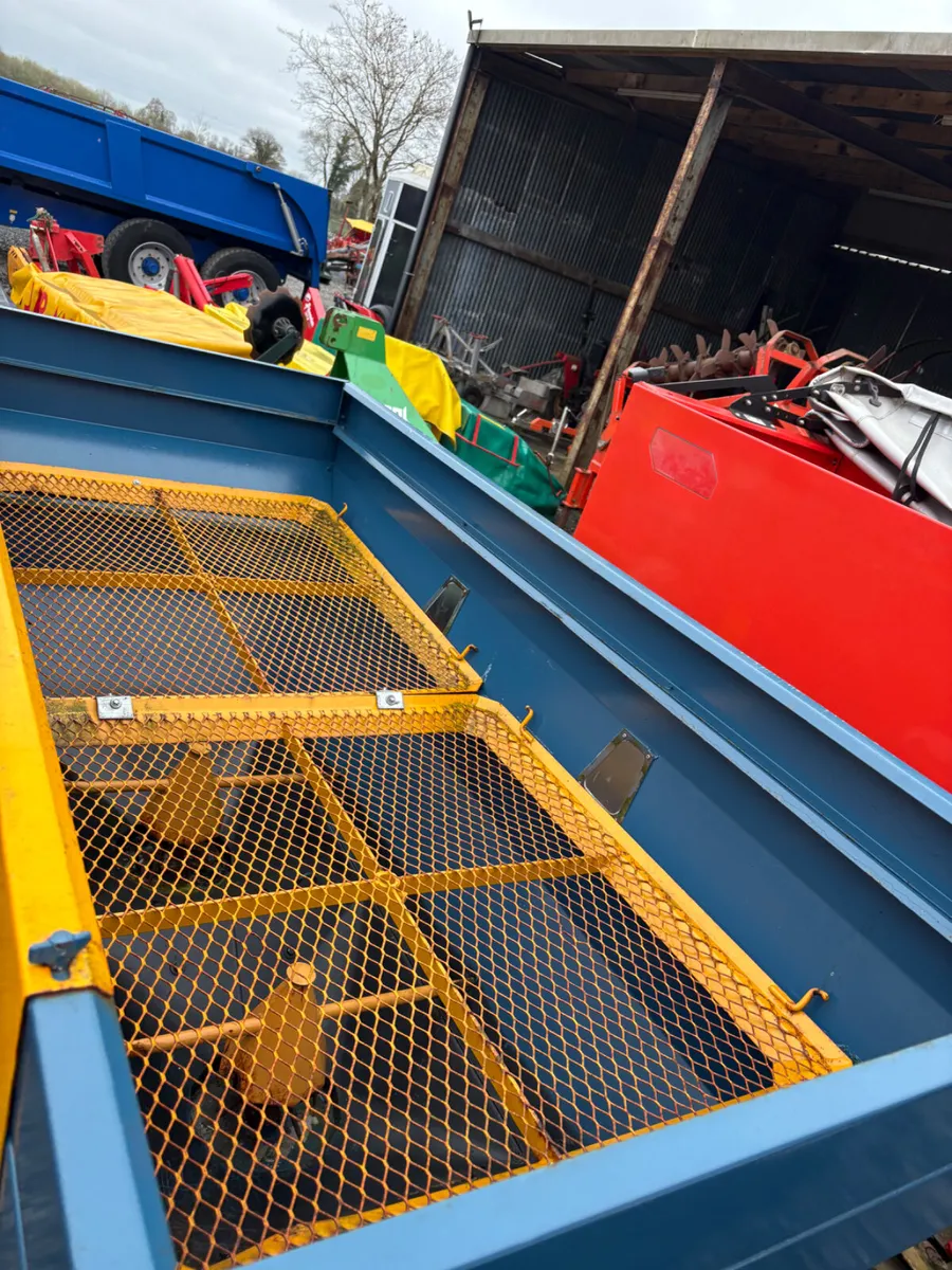 KRM Bogbelle Fertiliser Spreader - Image 3