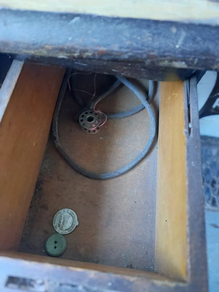 Antiques sewing machine Singer - Image 2