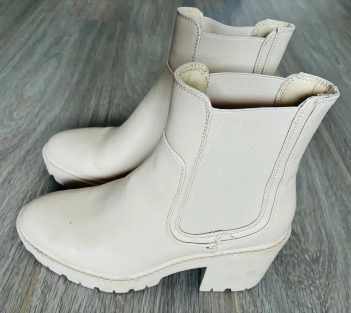 Chelsea Cream Boots: Size 5 - Image 1