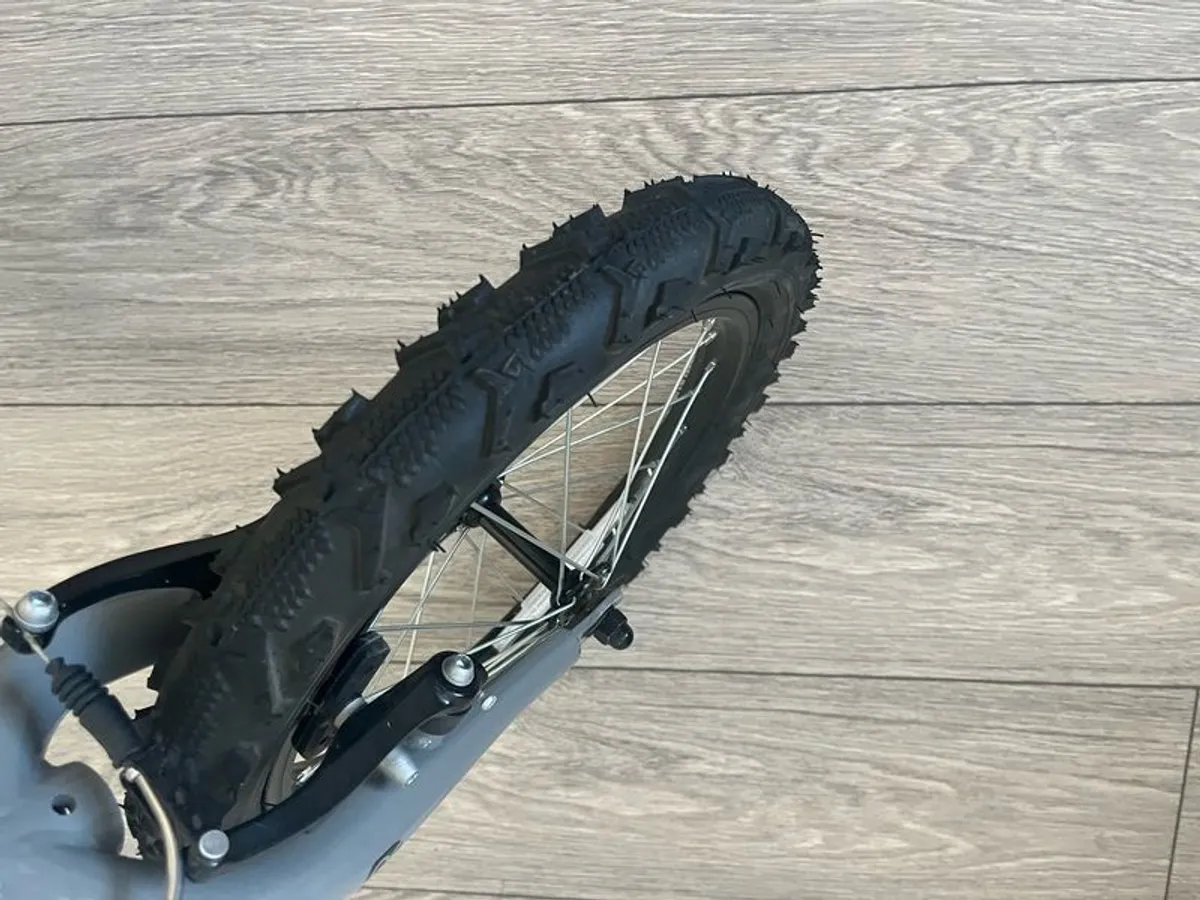 Almost new boys bike - Image 2
