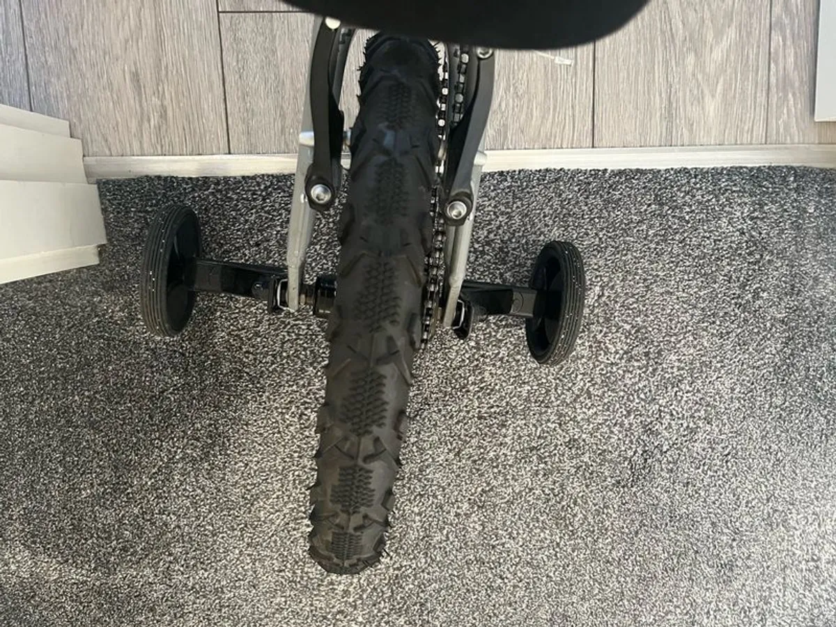 Almost new boys bike - Image 3