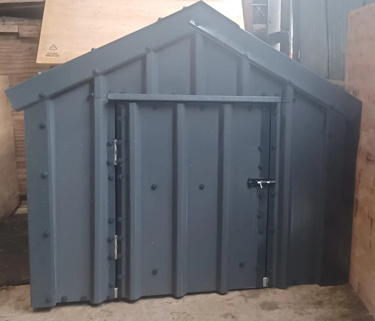 Large steel framed dog house - Image 1