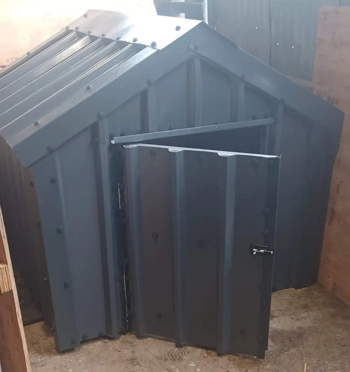 Large steel framed dog house - Image 2