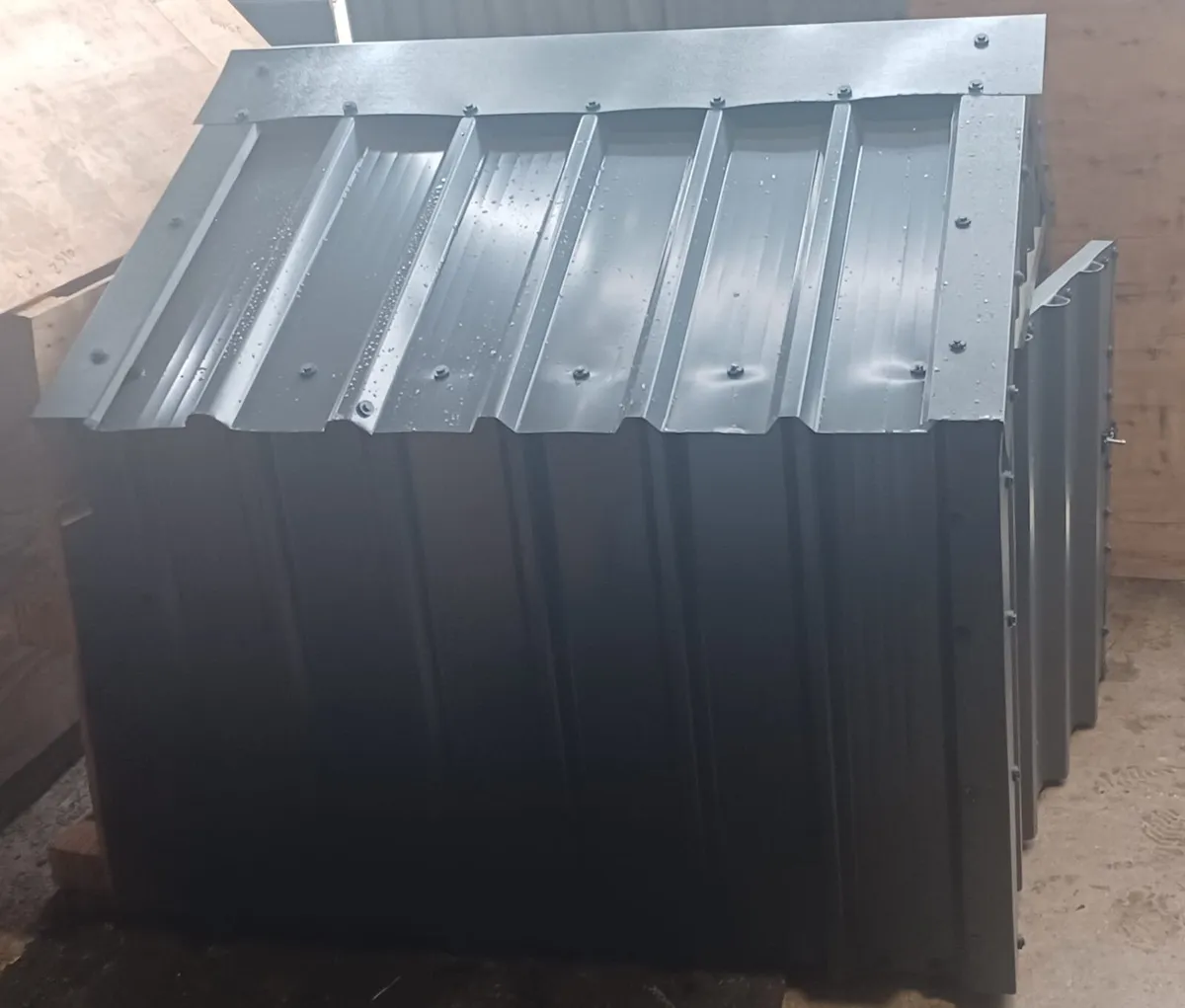 Large steel framed dog house - Image 4
