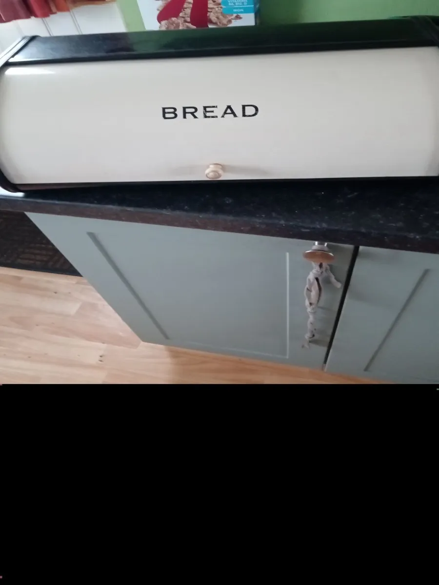 Items for sale dog dish bread bin and kettle - Image 2