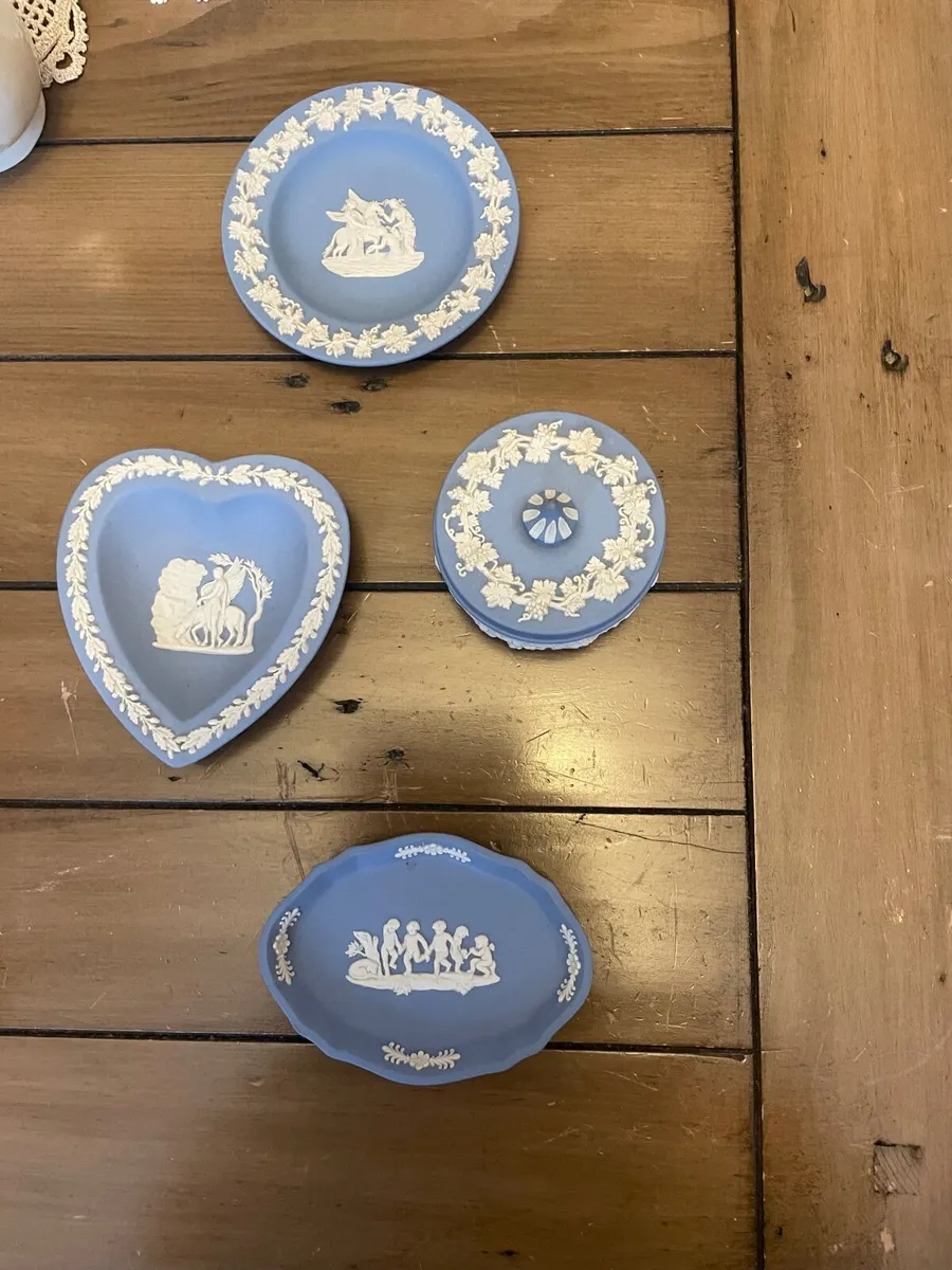 FOUR  COLLECTABLE   WEDGEWOOD JASPER WARE ITEMS