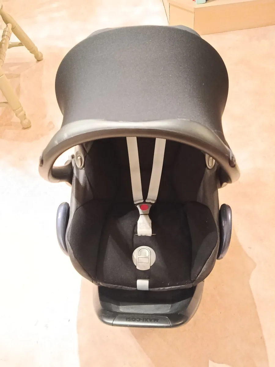 Maxi Cosi Baby Car Seat and Base - Image 3