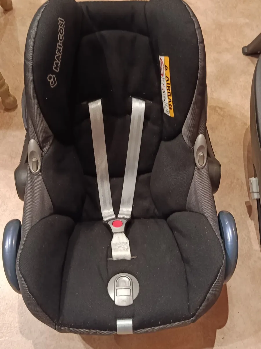 Maxi Cosi Baby Car Seat and Base - Image 4