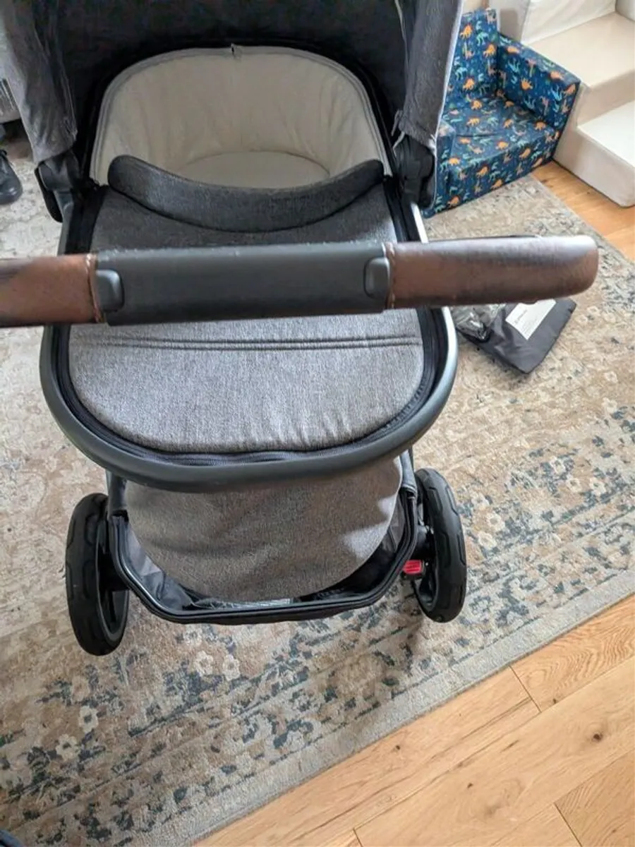 Uppababy Vista V2 Pushchair Frame Carrycot Toddler Seat plus accessories - Image 1