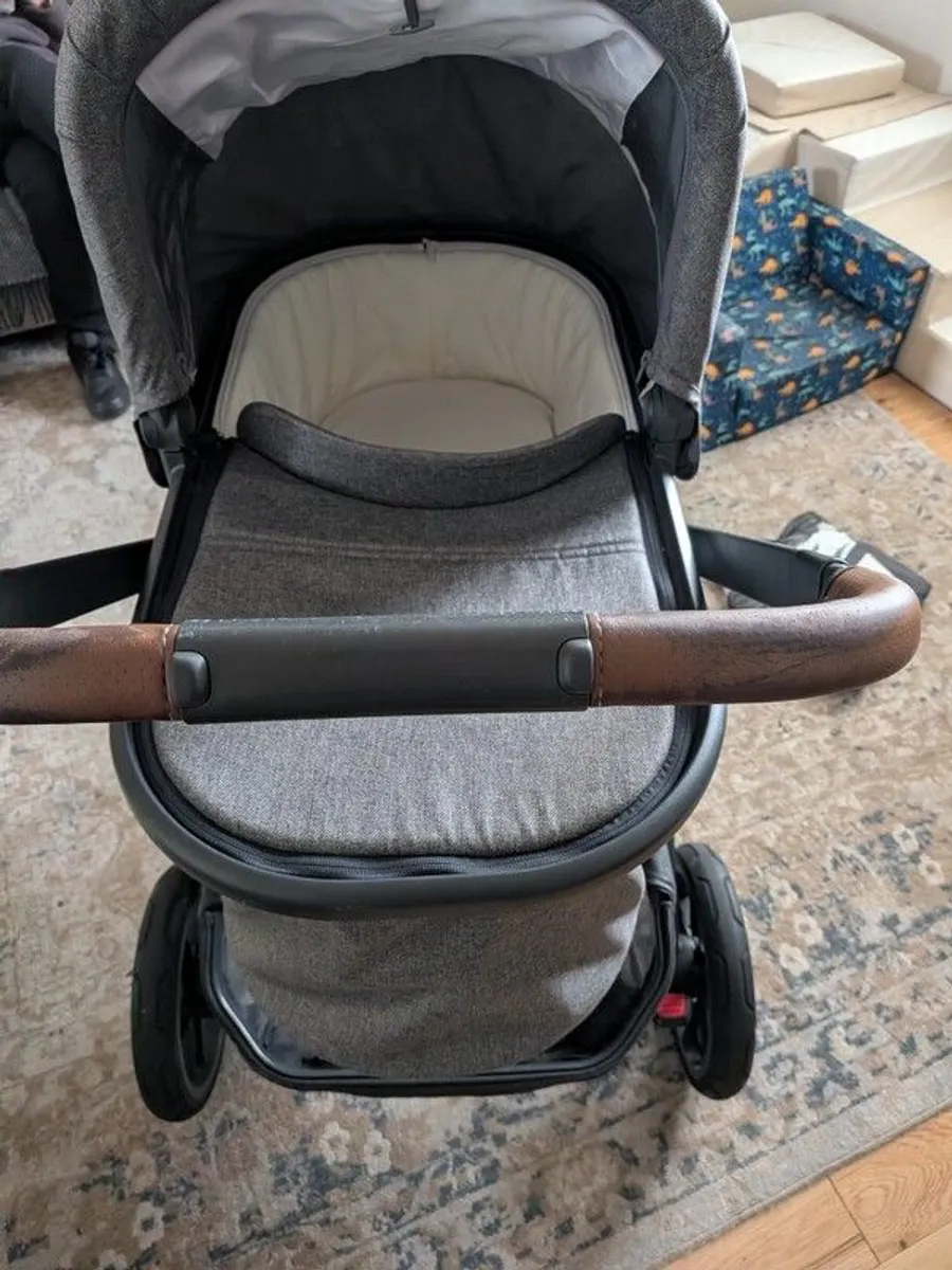 Uppababy Vista V2 Pushchair Frame Carrycot Toddler Seat plus accessories - Image 2