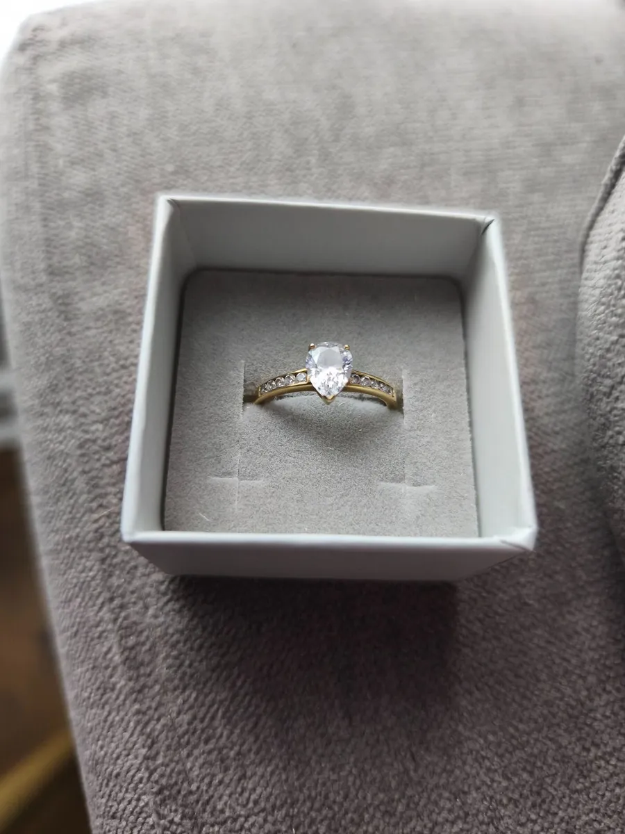 9 Ct 375 Gold ring size O / P - Image 1