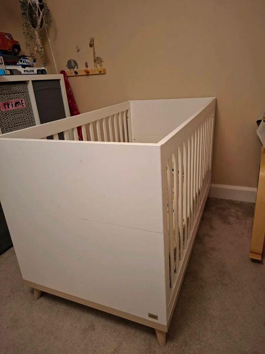 Cot & changing unit - Image 1