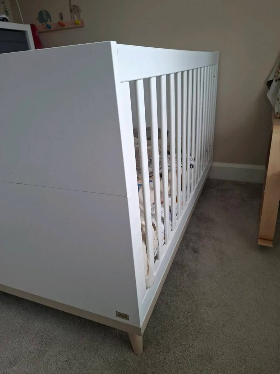 Cot & changing unit - Image 2