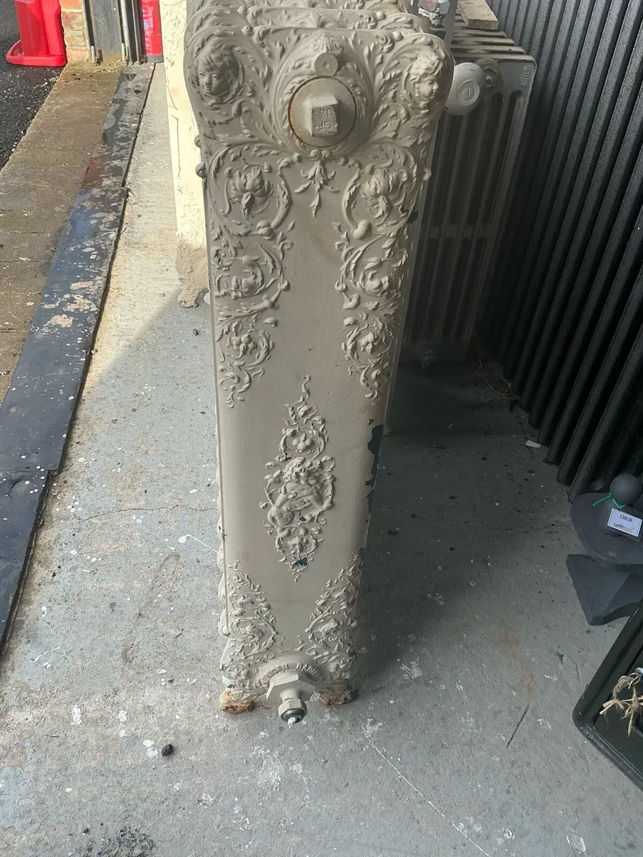 2 Cast iron Verona radiators - Image 3