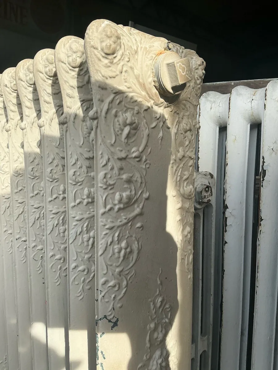 2 Cast iron Verona radiators - Image 4