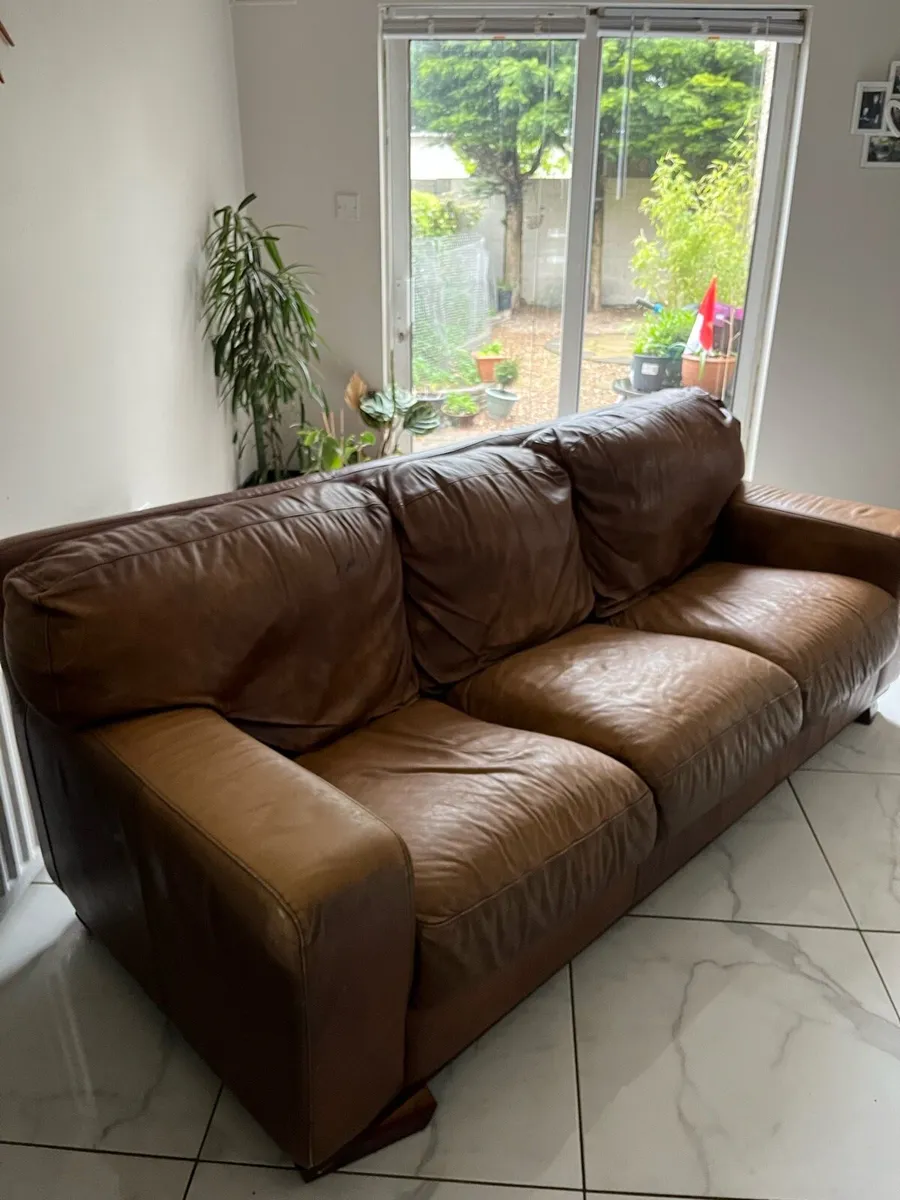 3 seater leather couch - Image 1