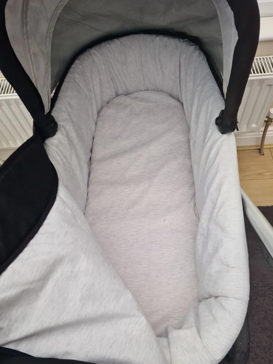 Mamas and Papas Lightweight Travel system - Image 3