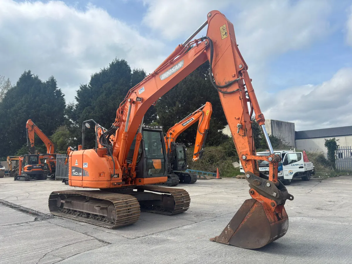 2015 Doosan DX140LCR 14 Ton Excavator - Image 4