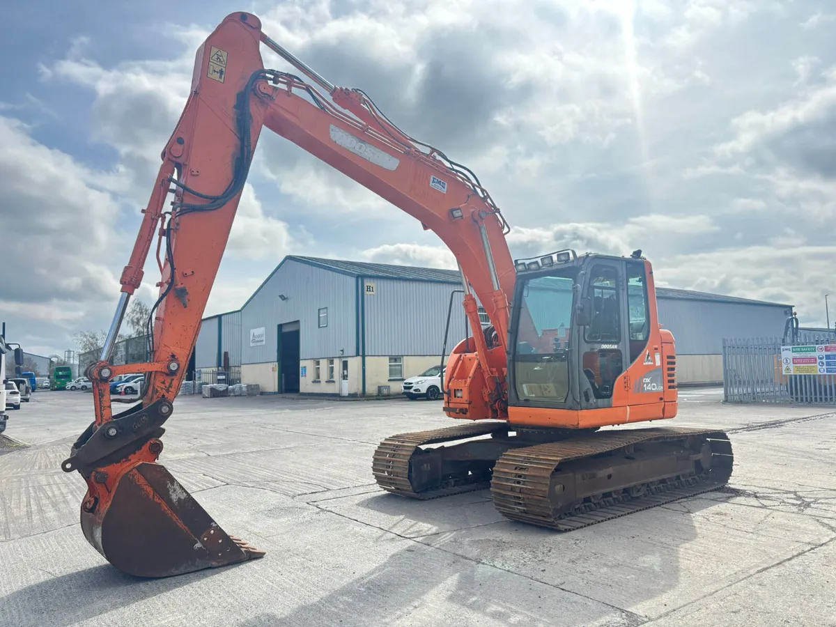 2015 Doosan DX140LCR 14 Ton Excavator - Image 3