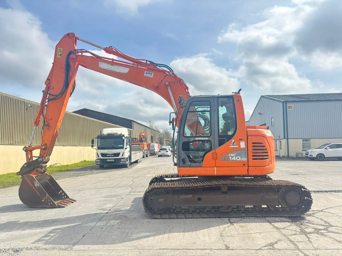 2015 Doosan DX140LCR 14 Ton Excavator - Image 2