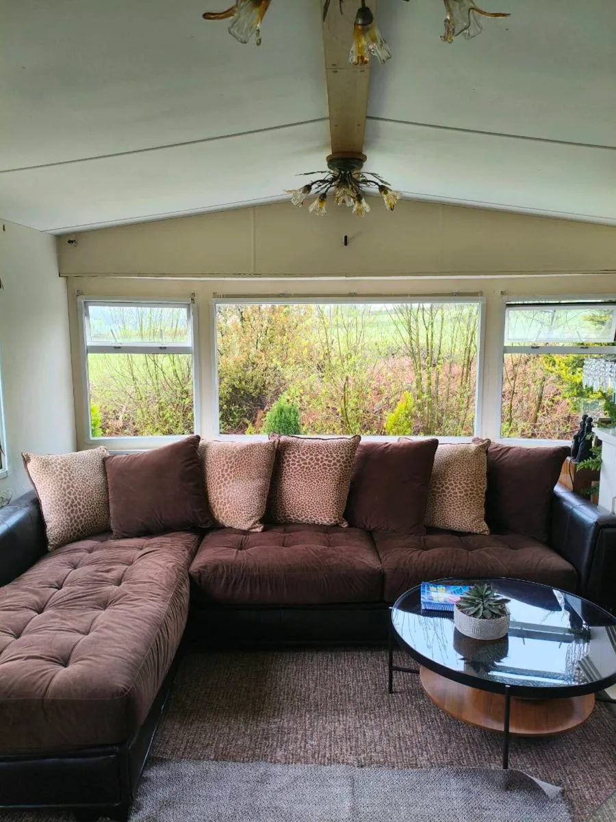 Beautiful corner suite revesable cousions, like ne - Image 1