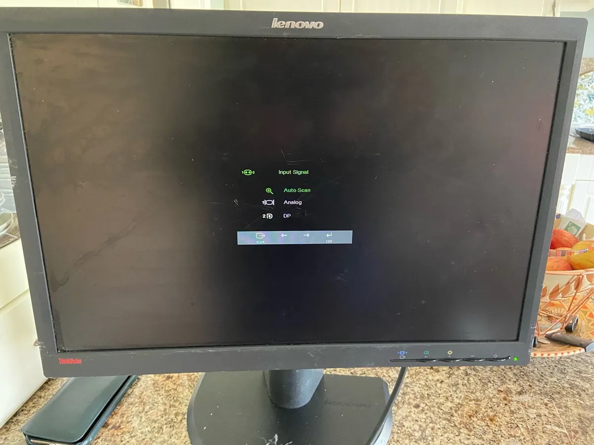 Lenovo. Monitor - Image 2