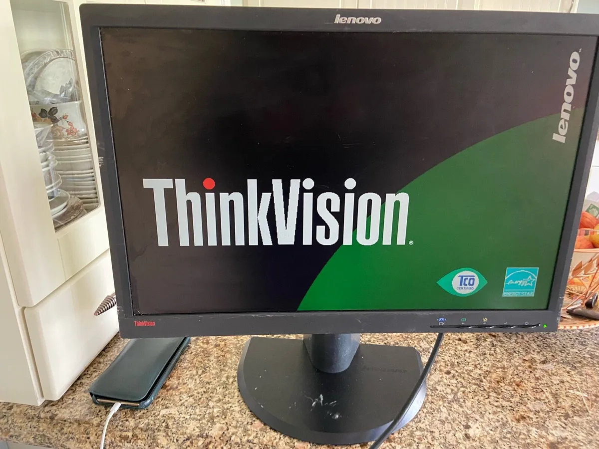Lenovo. Monitor - Image 1