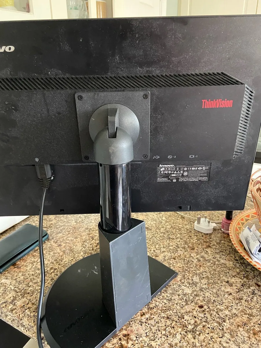 Lenovo. Monitor - Image 4