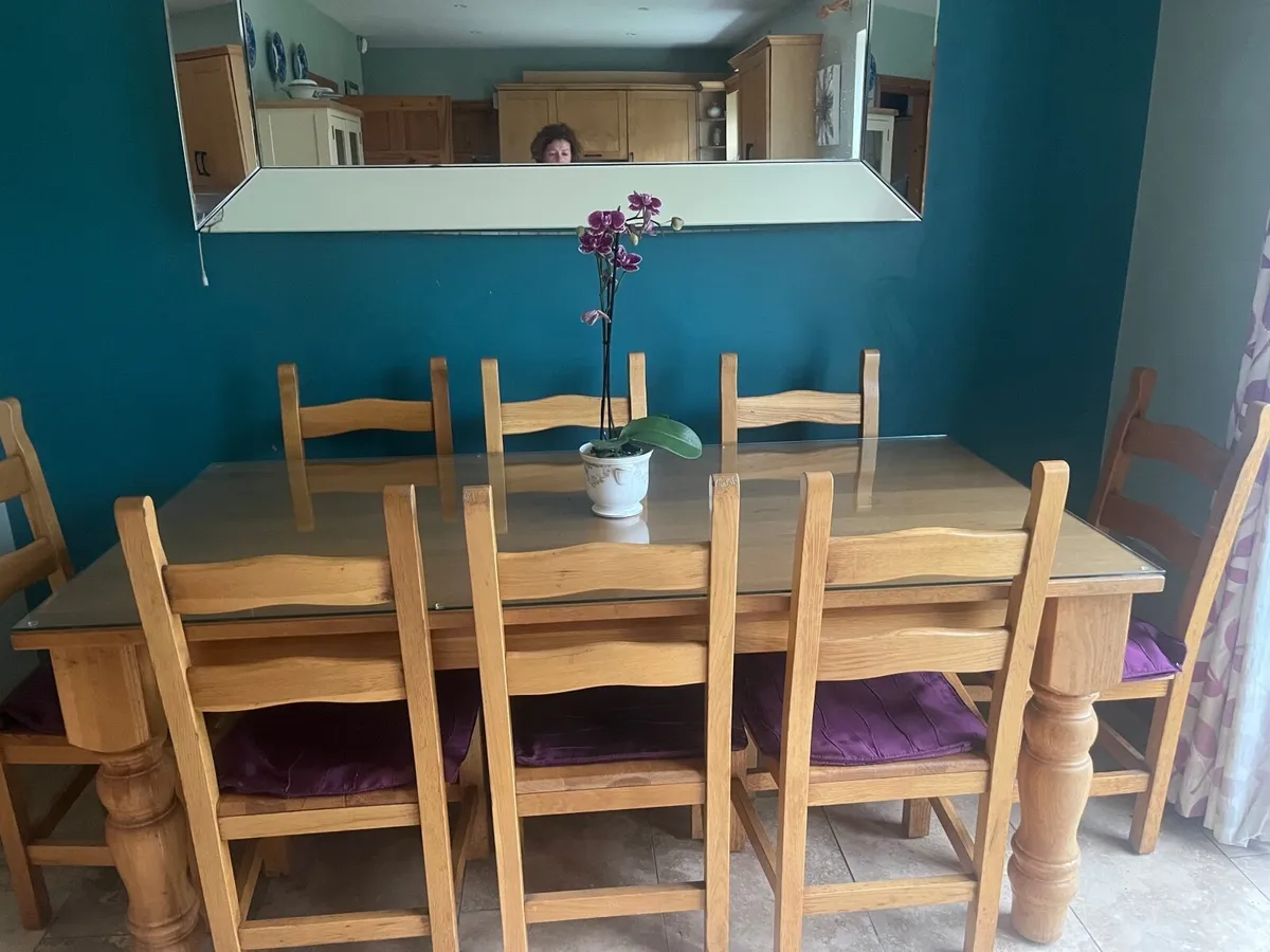 Table and chairs - Image 4