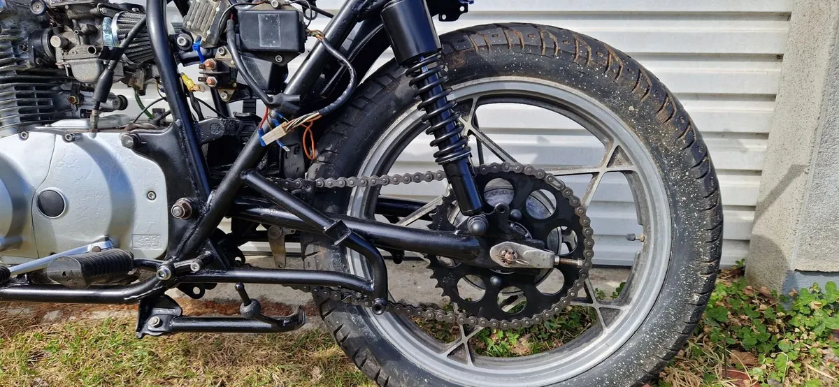 1982 Suzuki GSX250E - Image 3