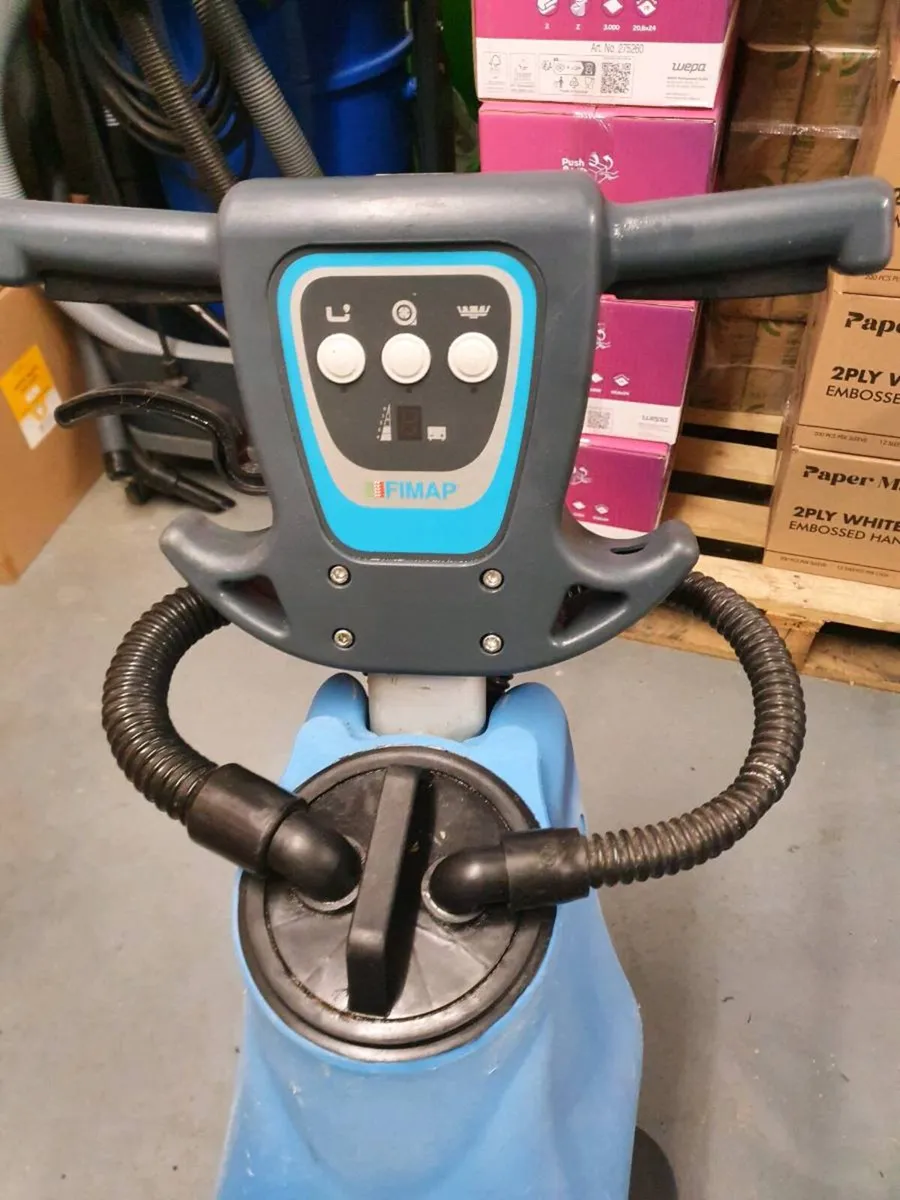 Genie B scrubber dryer - Image 2