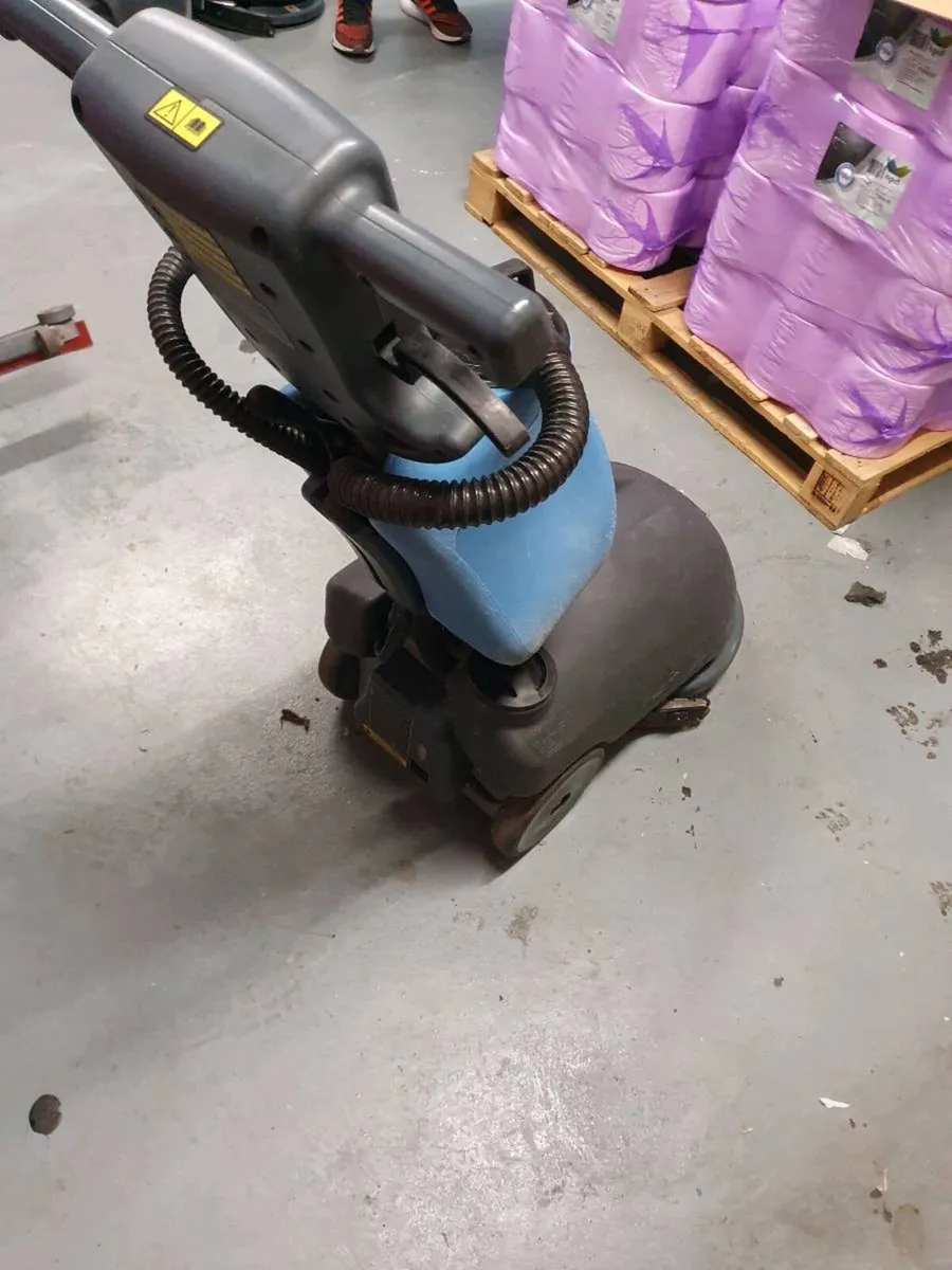 Genie B scrubber dryer - Image 3