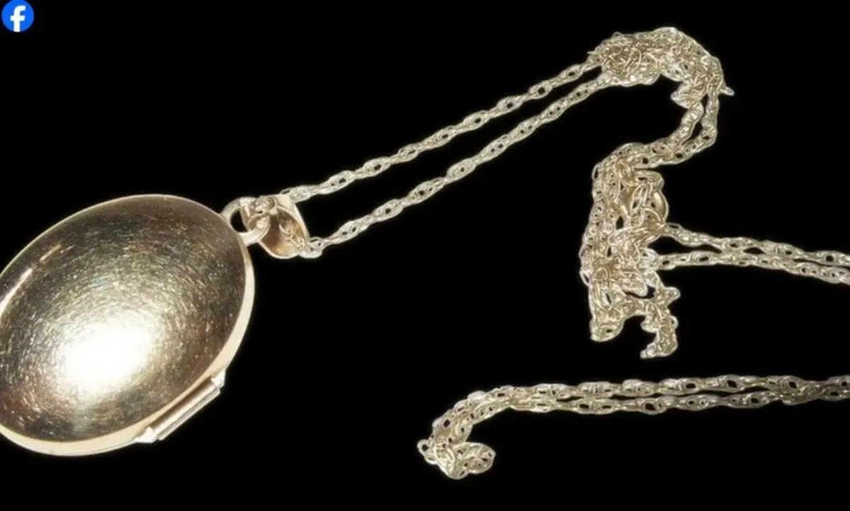 Vintage Hallmarked 9ct Gold Locket & Chain - Image 2