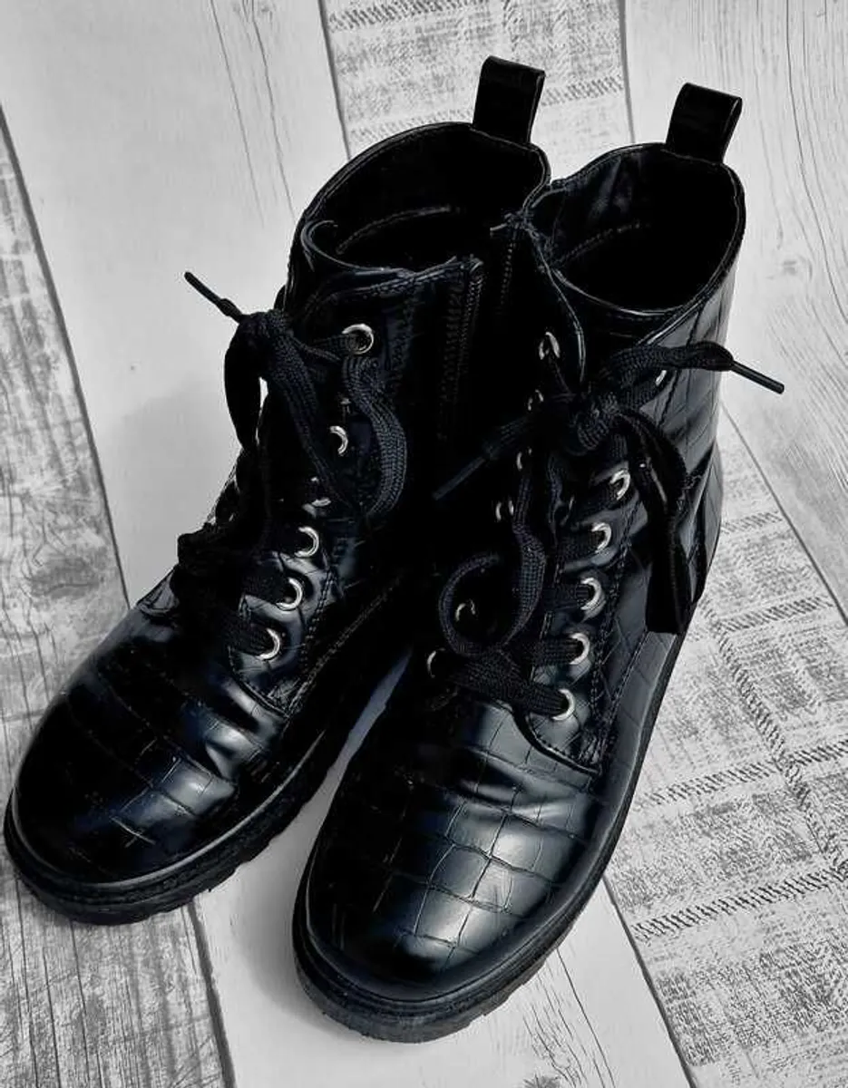 Black Boots - Image 3