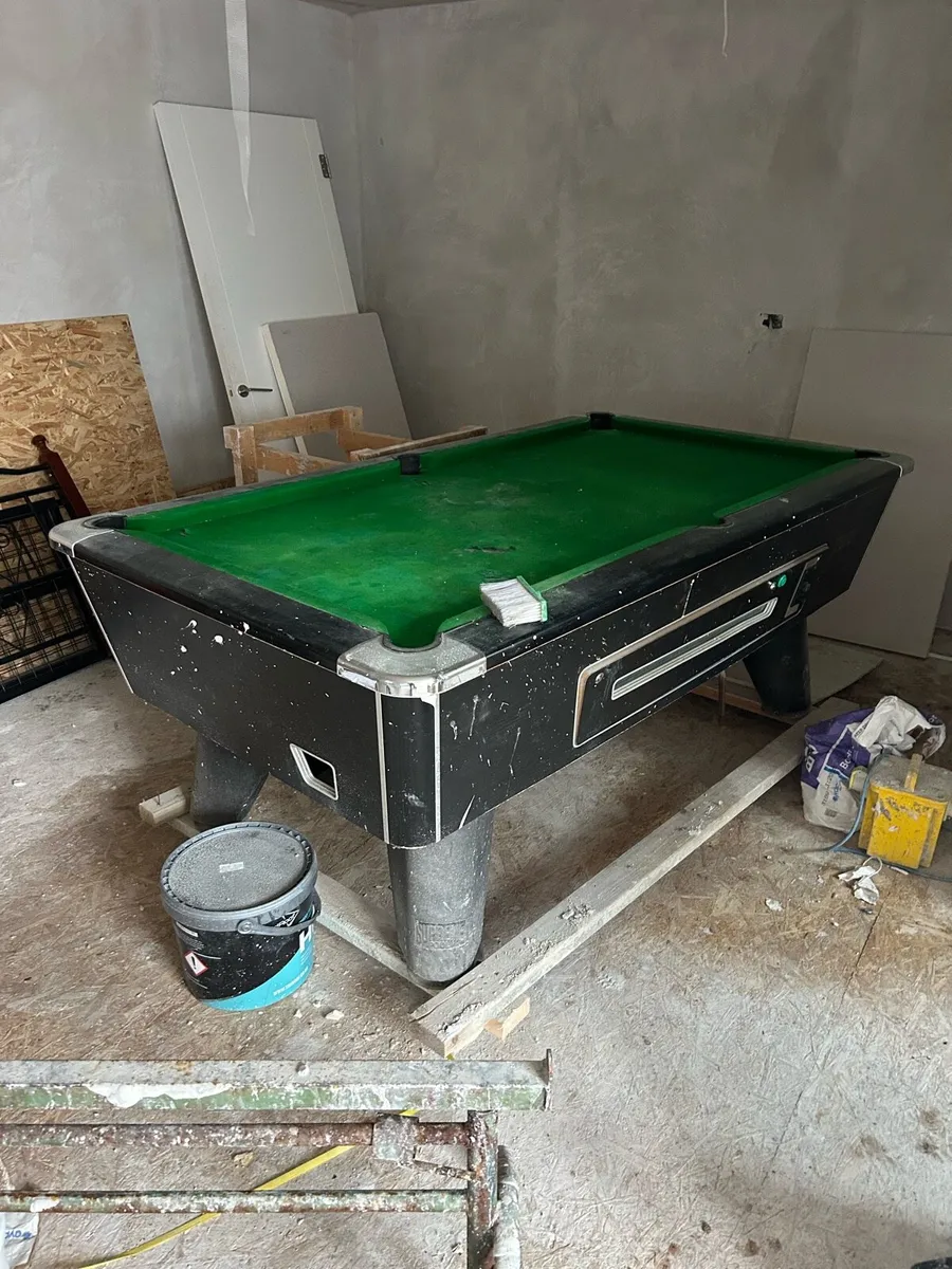 Pool table - Image 1